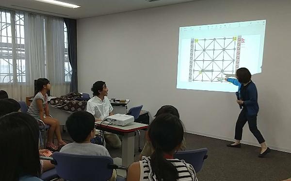 ネパールの包囲ゲーム「バグチャル」で遊んでいる様子