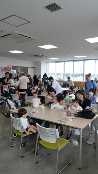 庁舎食堂で休憩する来場者