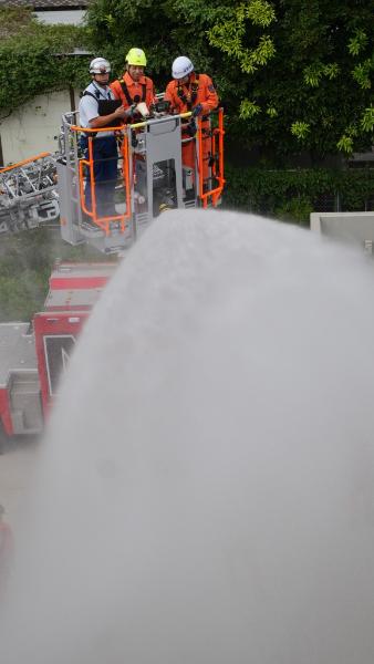 大雨体験（はしご車から放水をする市長）