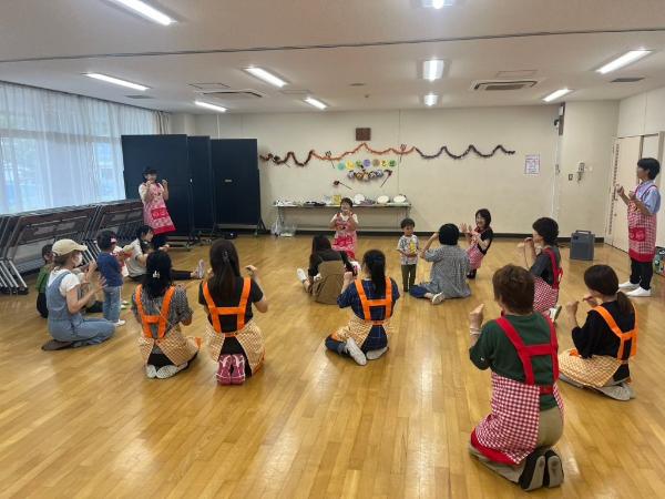 幼児と一緒に手遊びをしている様子