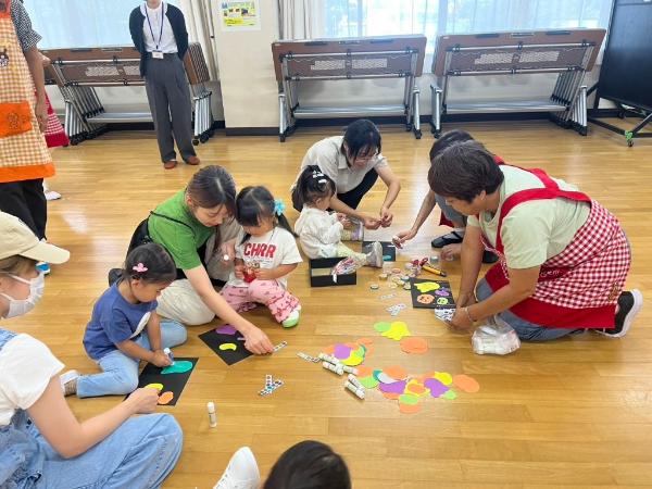 親子で工作をしている様子