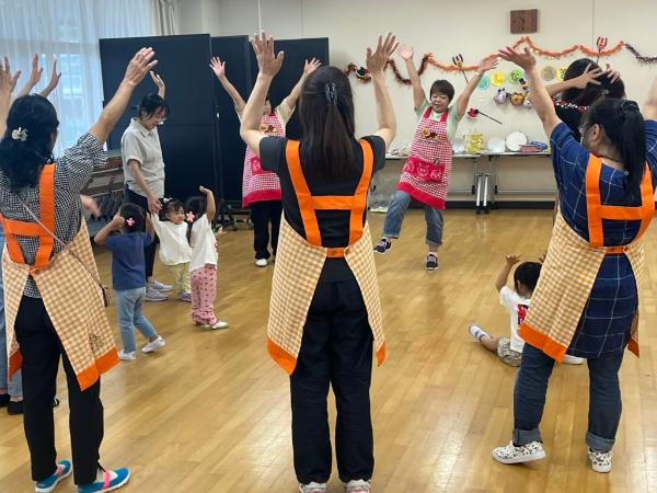 参加者全員でダンスをしている様子