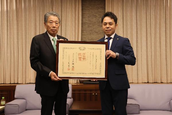 紺綬褒章授与式の様子
