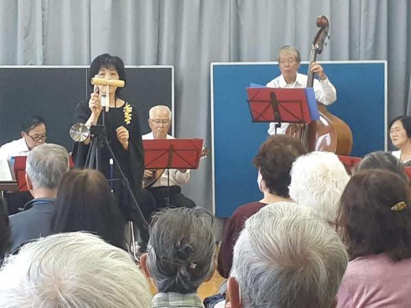 演奏に聞き入る来場者たち