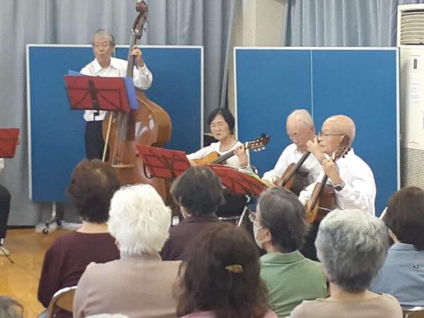 演奏に聞き入る来場者たち