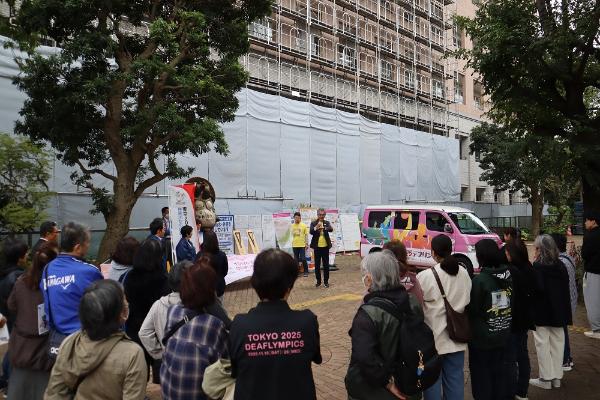 開会のあいさつをする綾瀬市聴覚障害者協会の高橋会長（たかははしごだか）