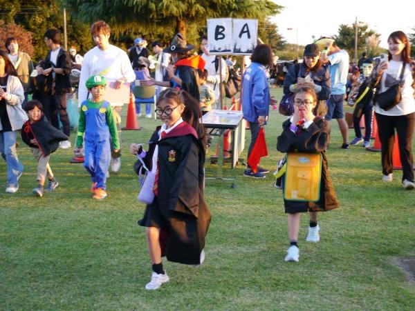 仮装を楽しむ参加者がスタートをしている様子