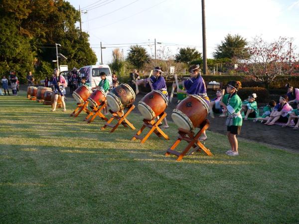 大上太鼓クラブおよび綾西太鼓クラブが会場を盛り上げている様子
