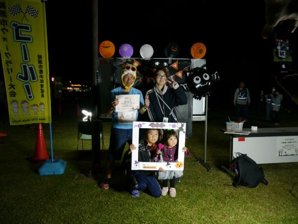 ゴールした参加者がフォトスポットで記念撮影を行っている様子