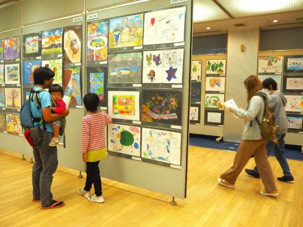 出品作品を鑑賞している市民