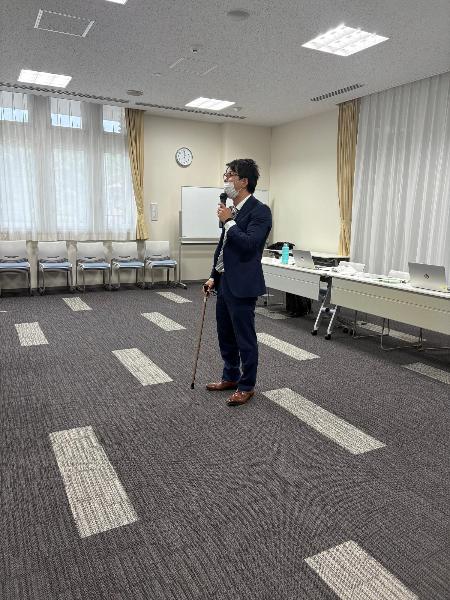 先生による杖の使い方の説明