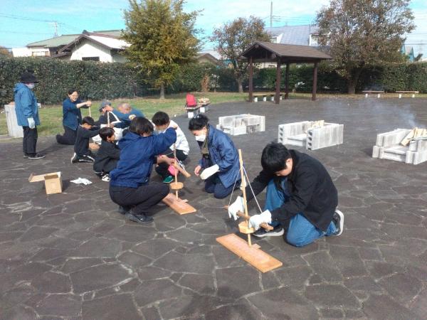 舞切り方を用いた火起こしの様子