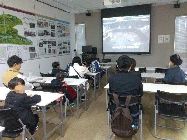 神崎遺跡について学ぶ様子
