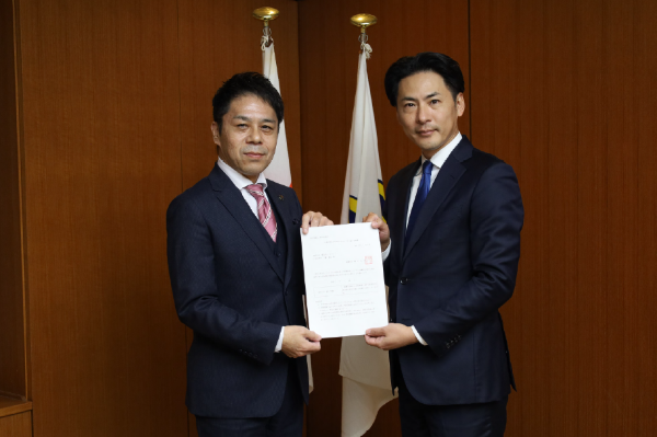 株式会社横浜ポンパドウル 代表取締役 三藤貴史（みとう たかし）氏と橘川市長による記念写真