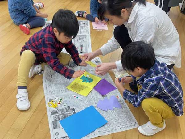 クリスマス飾りを制作する様子