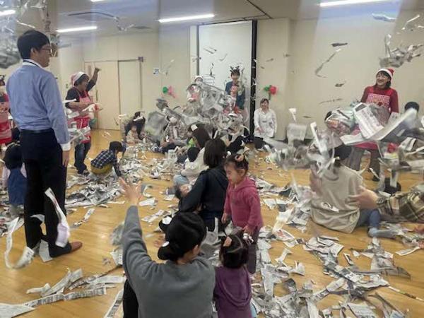 新聞紙ちぎりの様子