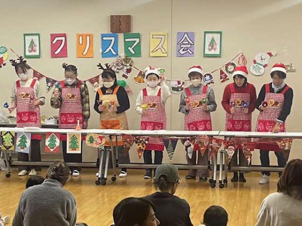 母親クラブの皆さんがハンドベルを演奏する様子