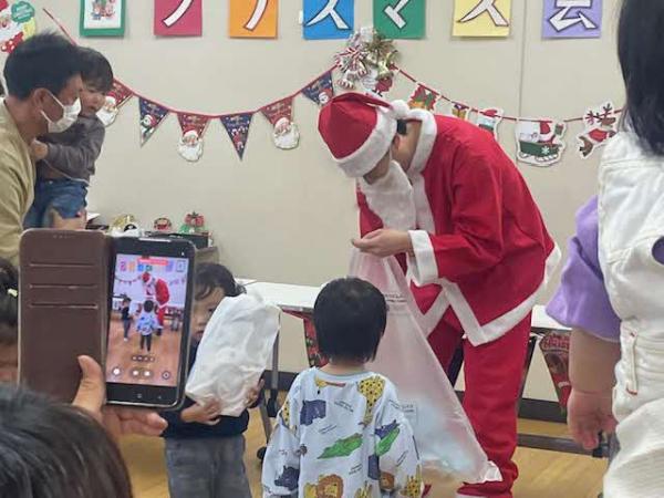 サンタクロースがプレゼントを配る様子