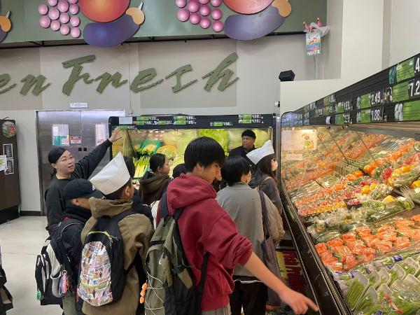 スーパーマーケットの野菜コーナーを見学する様子