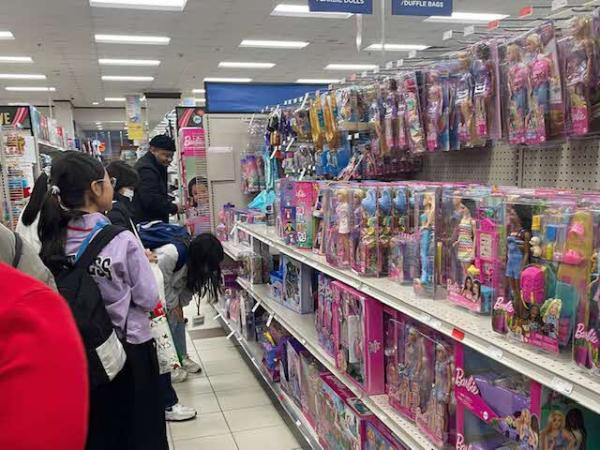 デパートでおもちゃコーナーを見学する様子