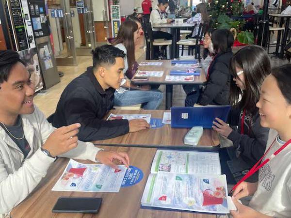 ボランティアの皆さんと交流する様子