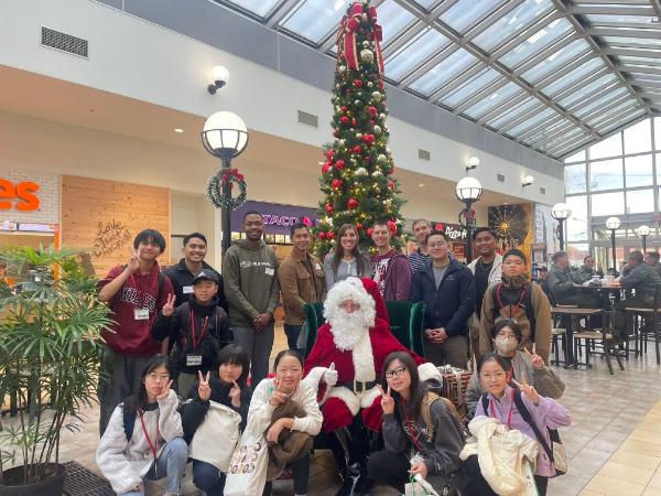 ボランティアの皆さんとサンタクロースとの集合写真