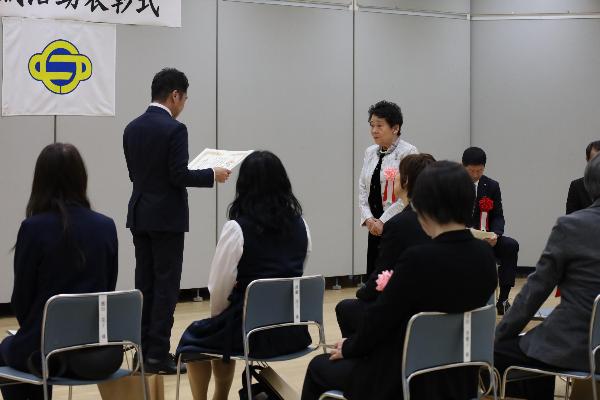 市長が表彰状を授与している様子