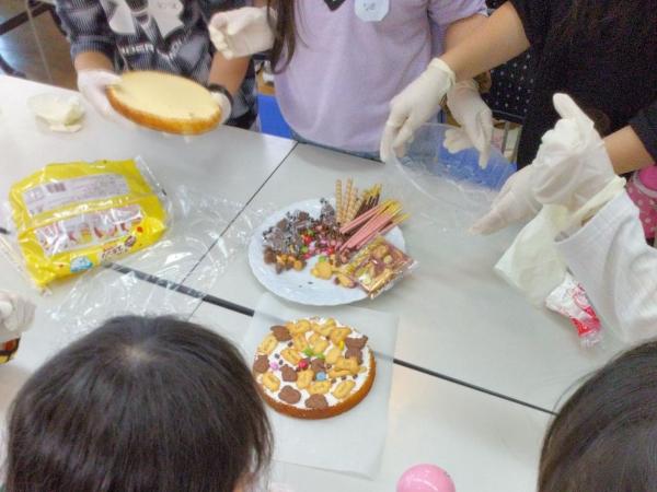 ケーキをデコレーションする様子