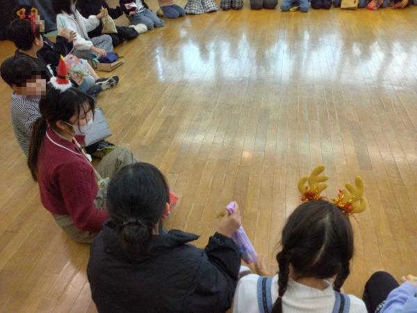 プレゼントを交換する様子