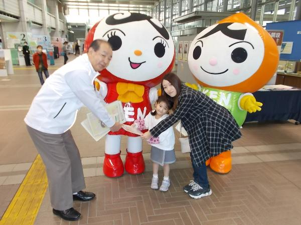 人権週間の啓発物品配布の様子