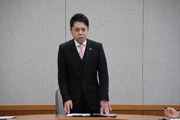仕事始め式で職員に呼びかける橘川市長