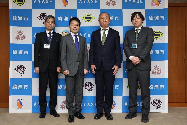 集合写真（左から永井副市長、橘川市長、小西取締役、木曽事業戦略室長）