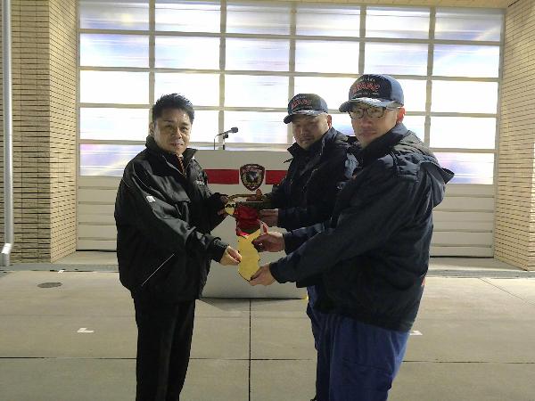 セレモニーキーの贈呈（左から橘川市長、大久保団長、加藤綾西分団長）