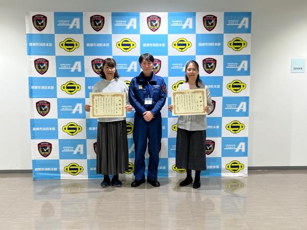 消防長と感謝状を贈呈された松本様と大西様 （左から松本和子様、消防長、大西純子様）