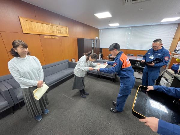 消防長から感謝状を贈呈されている様子