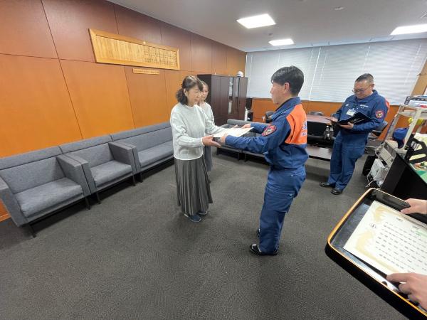 消防長から感謝状を贈呈されている様子