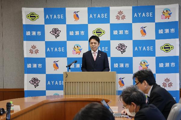 年頭記者会見の様子