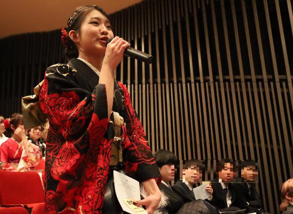 お楽しみ抽選会の当選者からコメントをもらう様子