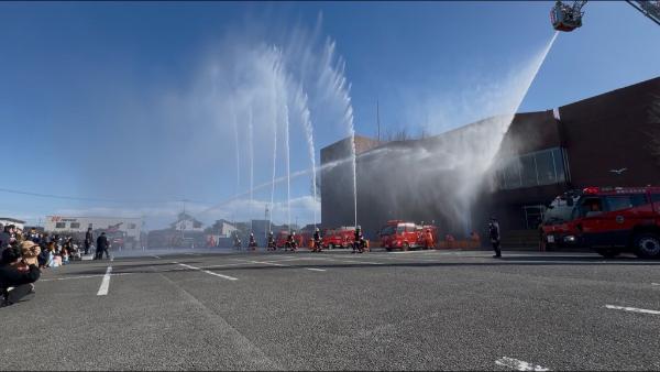 消防関係団体による一斉放水