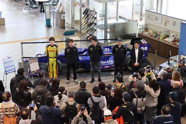 新体制発表の様子