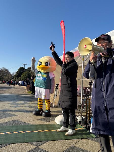 第1部スターターをした市長の様子