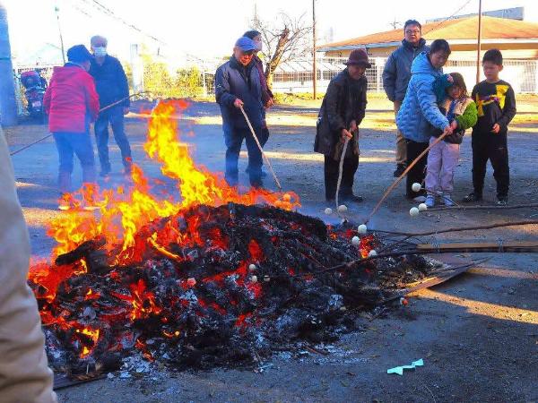 立ち昇る炎にかざすおだんご