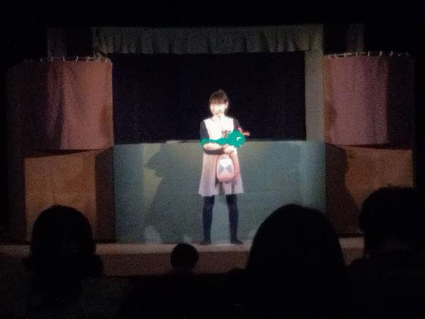 人形劇団「こぱん」が人形劇を行う様子