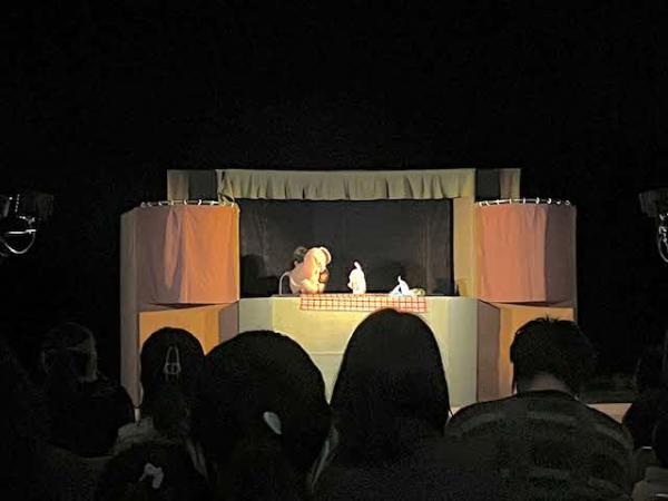 人形劇「しりたがりやのぞうさん」の様子