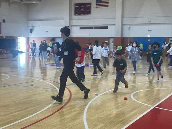 追いかけ玉入れ