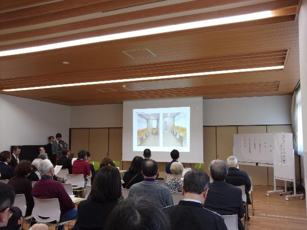 内覧会で新しい施設を説明