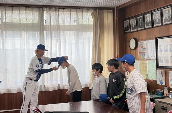 綾北小学校キャップ配布の様子