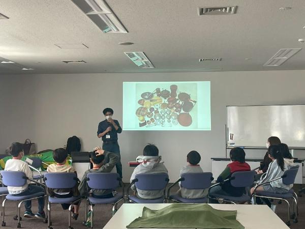 参加者が講師の話を聴いている様子