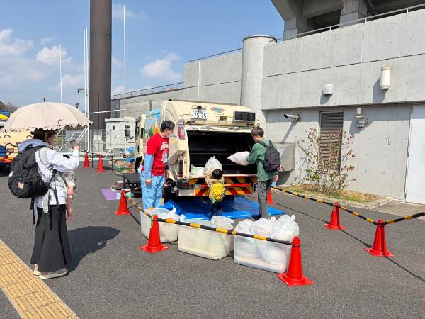 会場外の様子（綾瀬市リサイクルプラザブース）