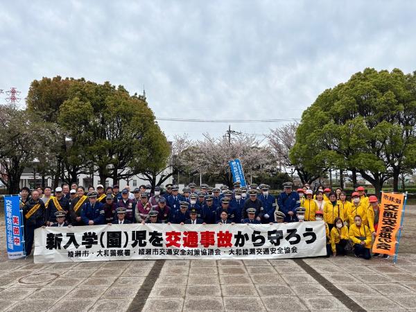 古郡会長から橘川市長へ子ども安全傘を寄贈している様子